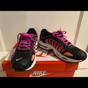 Air max size 8. Worn maybe 3x.